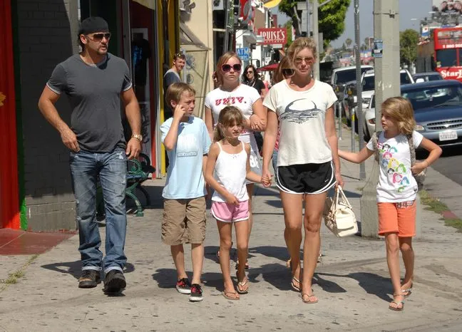 Faith Hill white printed t-shirt, black shorts, flip flops, white purse