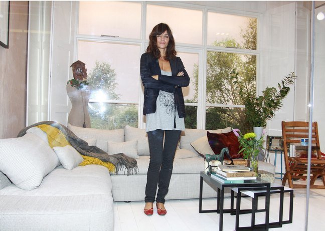 Helena Christensen red shoes, black jeans, white long tshirt, black blazer