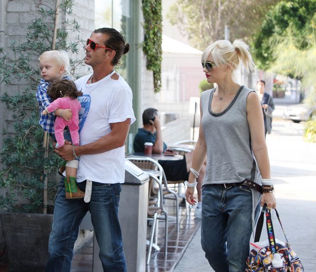 Gwen Stefani grey tank top, baggy jeans, belt, bracelets, ponytail, diaper bag