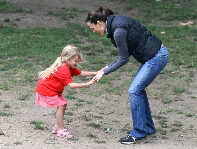 Jennifer Garner black vest, gray long sleeved tshirt, tennis shoes, athletic shoes, jeans, sunglasses, violet affleck