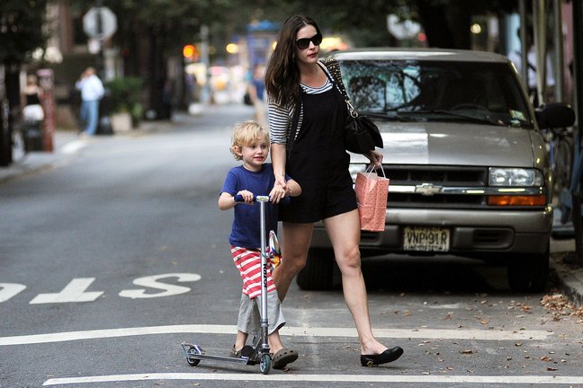 Liv Tyler, black skirt, black ballet flats, black and white tshirt, 