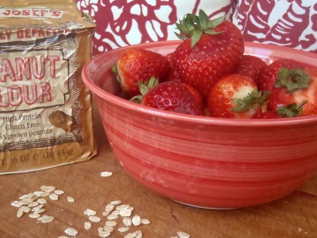 FRESH STRAWBERRIES AND PEANUT FLOUR