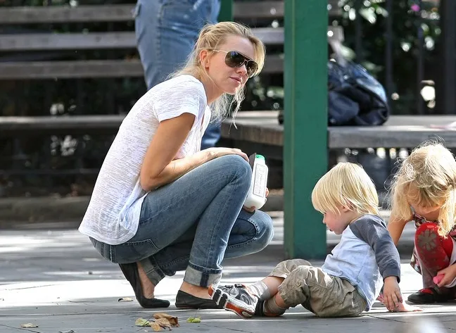 Naomi Watts, white shirt, jeans, sunglasses, black ballet slippers