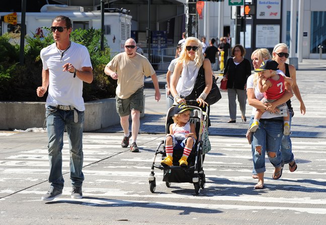 Gavin Rossdale, white t-shirt, ponytail, jeans, tennis shoes, Gwen Stefani, jeans, sunglasses, white blouse