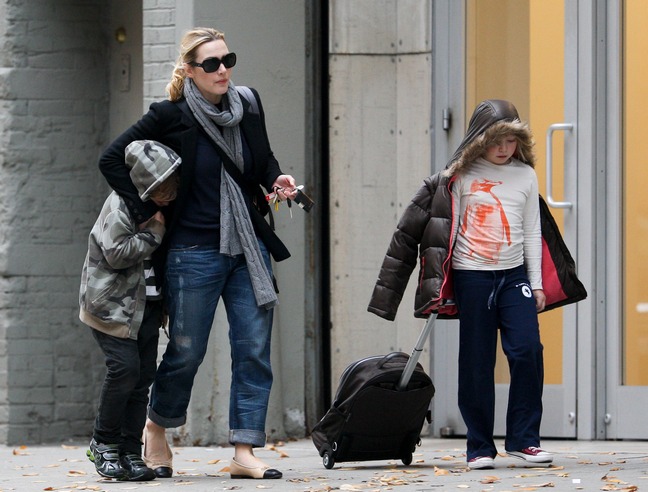 Kate Winslet, jeans, gray scarf, sunglasses, ballet flats, black jacket
