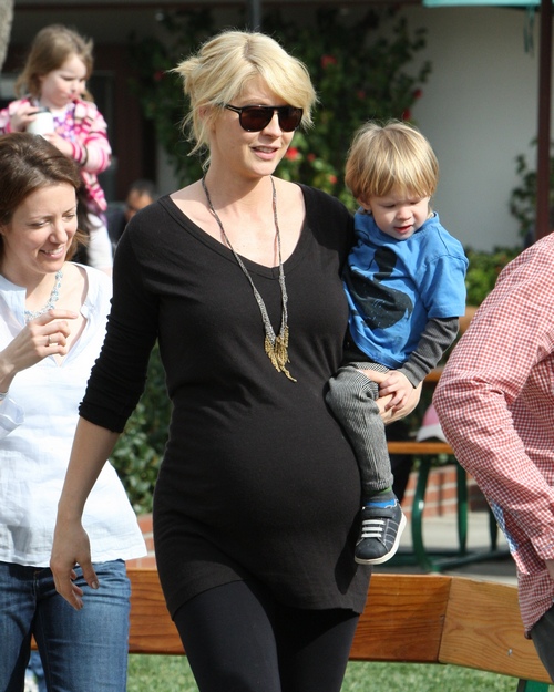 Jenna Elfman, black maternity top, sunglasses