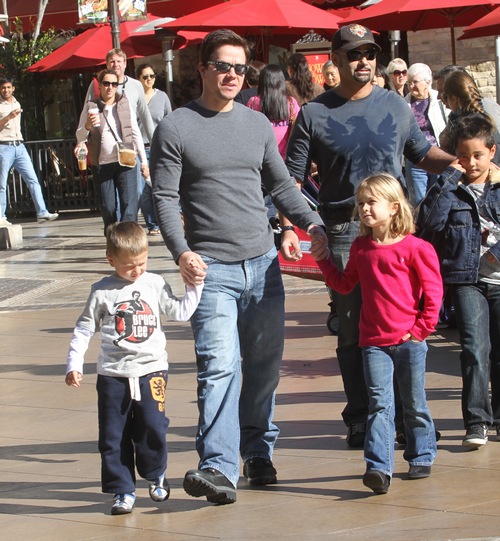 Mark Wahlberg, gray shirt, jeans, boots, sunglasses