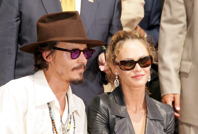 Johnny Depp, white shirt, tan pants, brown hat, sunglasses, Vanessa paradis