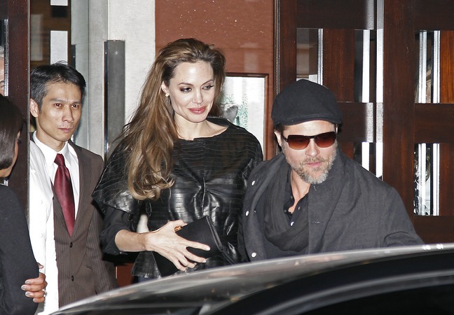 Angelina Jolie, Brad Pitt, black leather jacket, hat, clutch