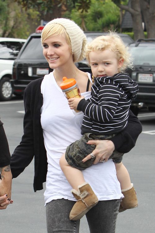 Ashlee Simpson, white t-shirt, black sweatshirt, knit hat