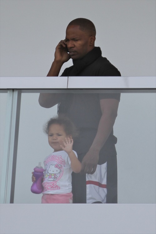 Jamie Foxx, black shirt, shorts