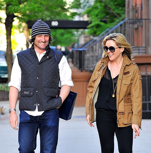 Jane Krakowski, brown jacket, black jeans, sunglasses