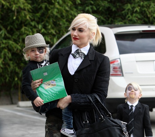 Gwen Stefani, black jacket, white shirt, 