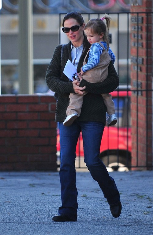 Jennifer Garner, jeans, sunglasses, blue shirt, black jacket, black shoes