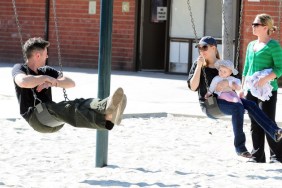 Amy Adams, jeans, sandals, baseball hat