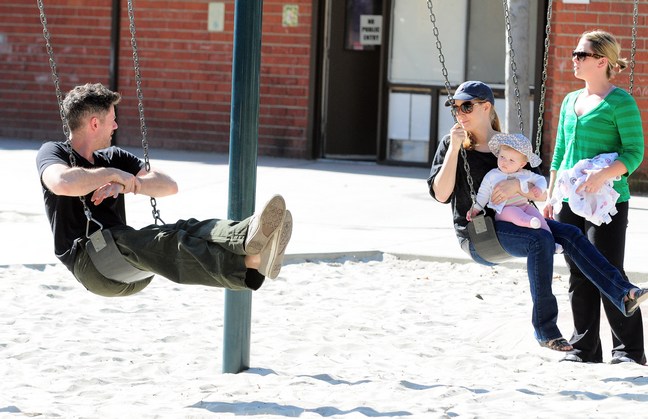 Amy Adams, jeans, sandals, baseball hat