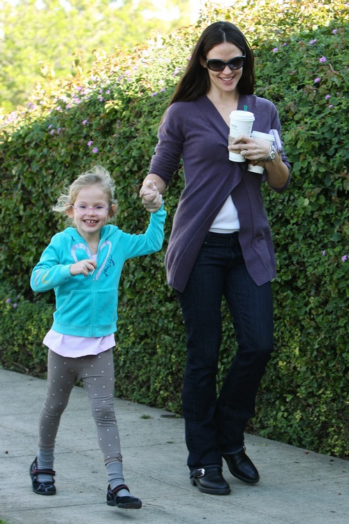 jennifer garner, gray sweater, black boots, jeans, sunglasses