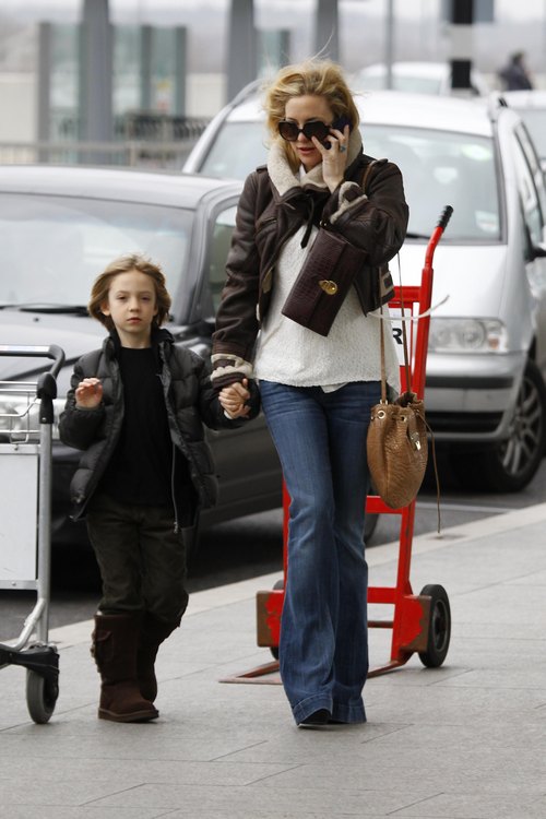 Kate Hudson, jeans, white top, black jacket, sunglasses