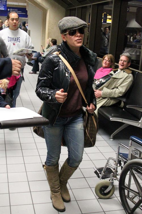 Jillian Michaels, brown boots, jeans, hat, sunglasses