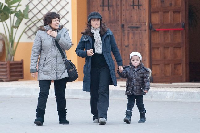 Salma Hayek, black jacket, polka dot scarf, black hat