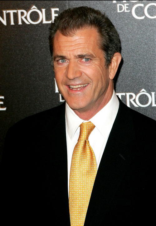 Mel Gibson, yellow tie, black suit
