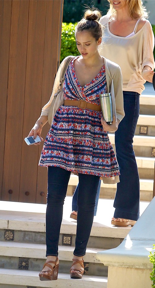 jessica alba, print top, leggings, brown sandals, brown belt