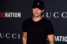 Ryan Phillippe, black shirt, baseball hat