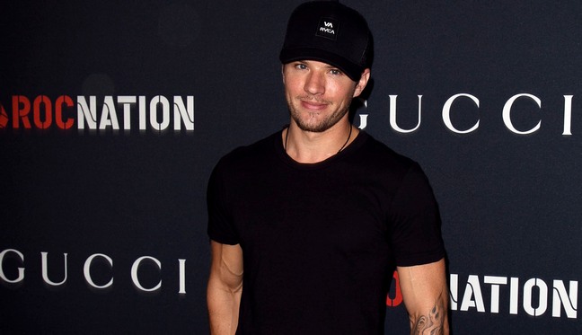 Ryan Phillippe, black shirt, baseball hat