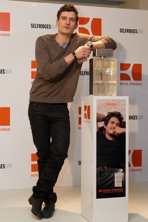 Orlando Bloom, brown shirt, black jeans, black boots