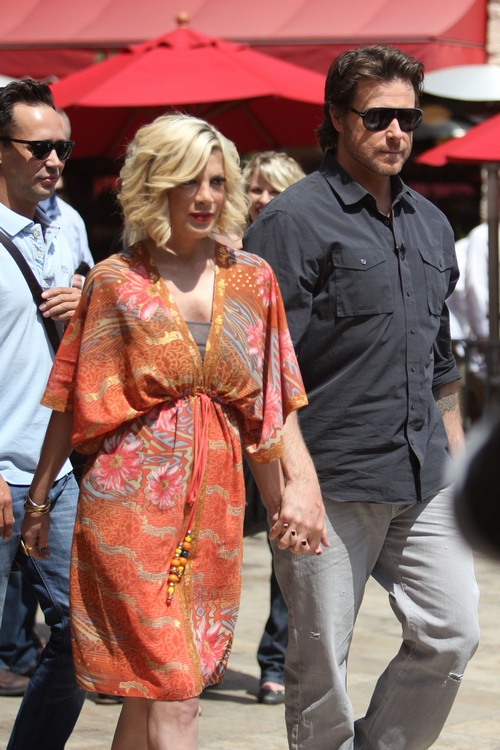 tori spelling orange dress