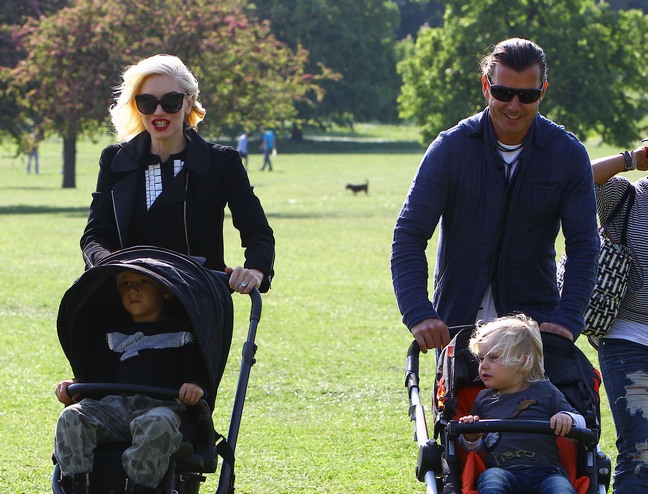 Gwen Stefani, black shirt, sunglasses