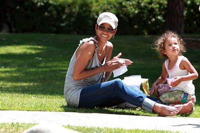 halle berry, hat, gray shirt, jeans