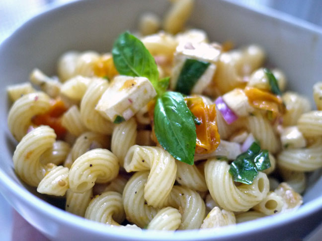 EASY CAPRESE PASTA SALAD