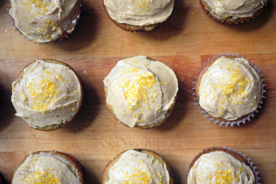 BANANA FLUFFERNUTTER CUPCAKES PEANUT BUTTER FROSTING