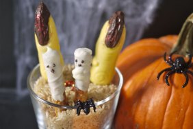 Easy Last Minute Halloween Pretzel Ghosts