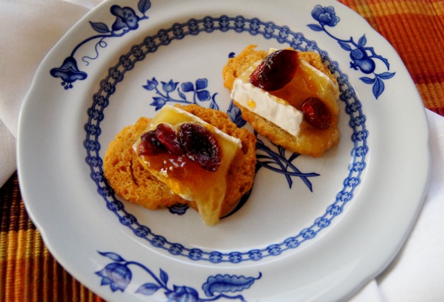 Thanksgiving Recipe - Apricot Cranbery Brie Hor D'Oeuvres