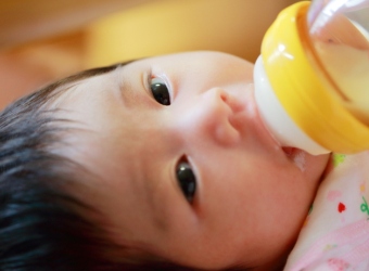 Bottlefedding - Positioning Baby