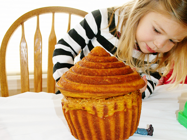 large-muffin-crushing-toy-little-girl