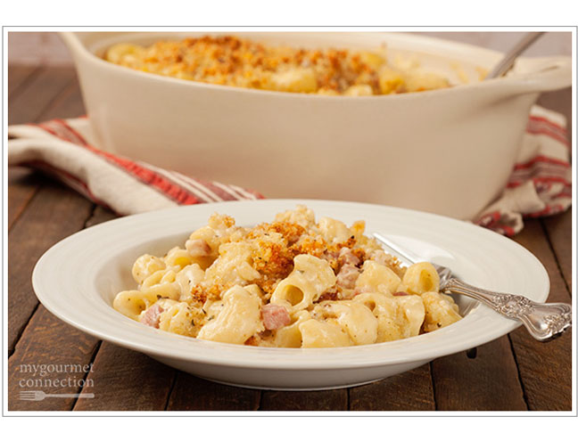 macaroni and cheese topped with breadcrumbs