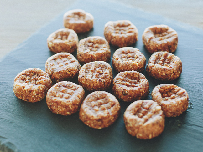 raw_peanut_butter_bites_0005 raw_peanut_butter_bites_0005