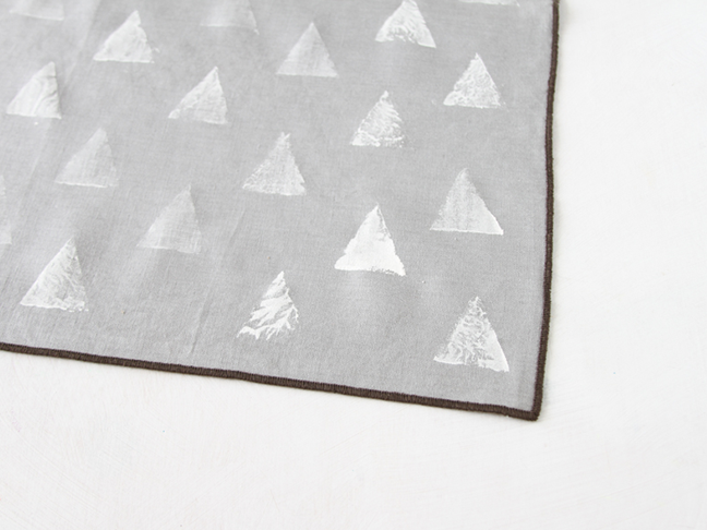 triangle-napkin-finihsed Use cardboard scraps to stamp napkins.