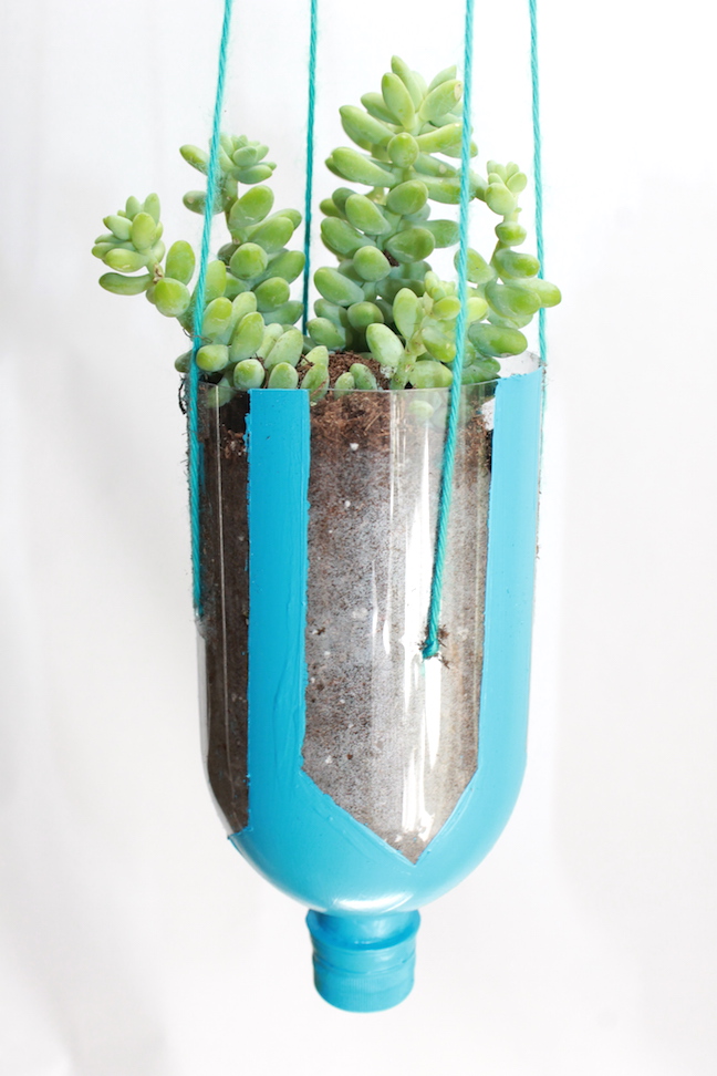 DIY Hanging Recycled Water Bottle Planter Project â momtastic.com