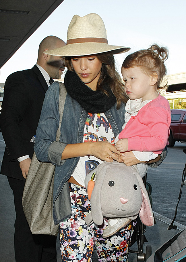 jessica-alba-wearing-hat-and-child-airport