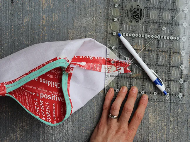sewing a zipper pouch