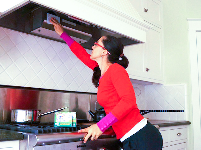 How to Clean a Greasy Range Hood in 3 Easy Steps