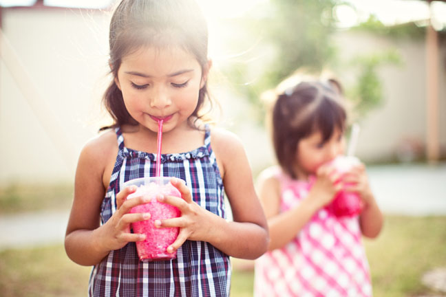 latina-girls-drinking-slushies-frio-frio