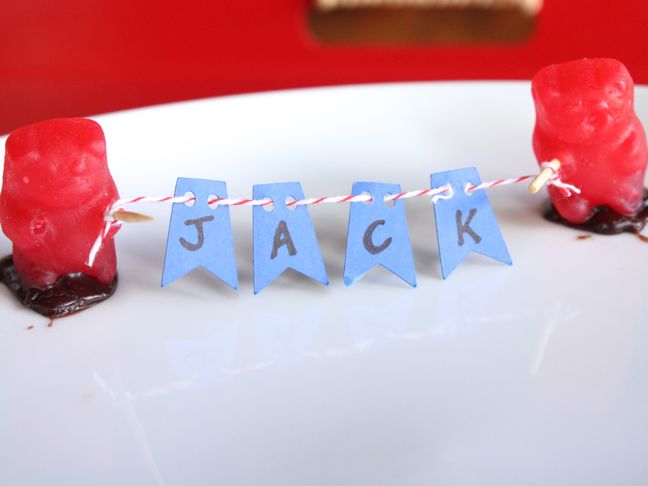 cinnamon-bear-red-blue-banner-chocolate-twine-place-setting