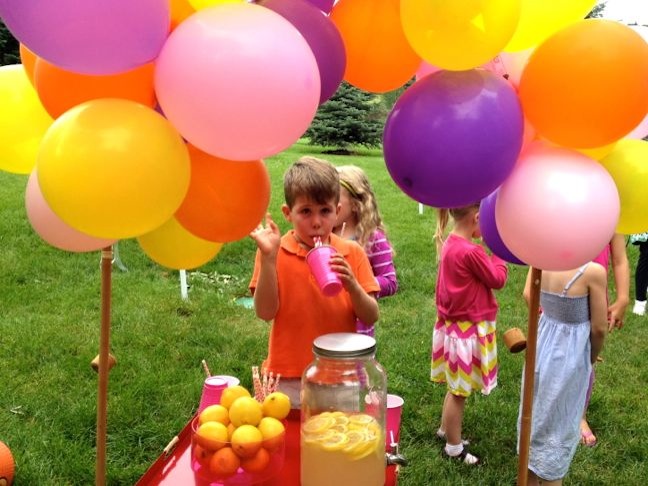 pink-red-yellow-balloons-diy-lemonade-stand-summer-lemons