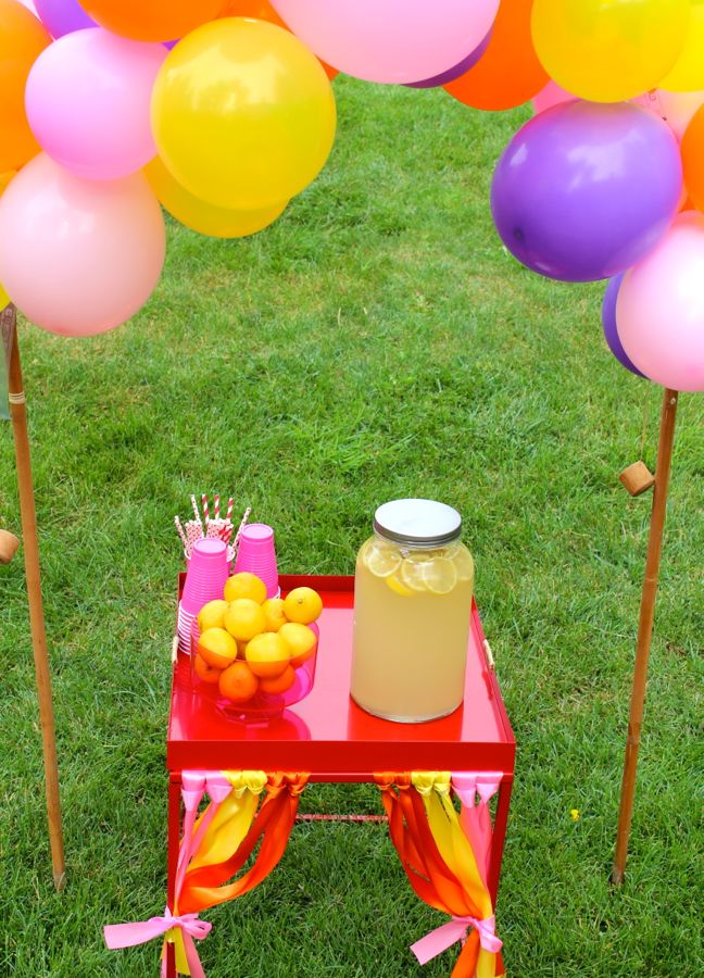 pink-red-yellow-balloons-diy-lemonade-stand-summer-lemons