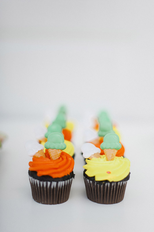 chocolate-cupcakes-orange-frosting-yellow-ice-cream-toppers